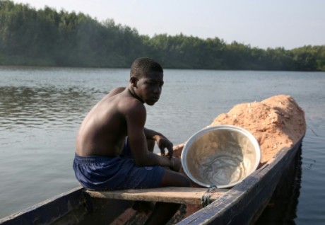 A Libreville, des pêcheurs étrangers indispensables, mais bien mal lotis
