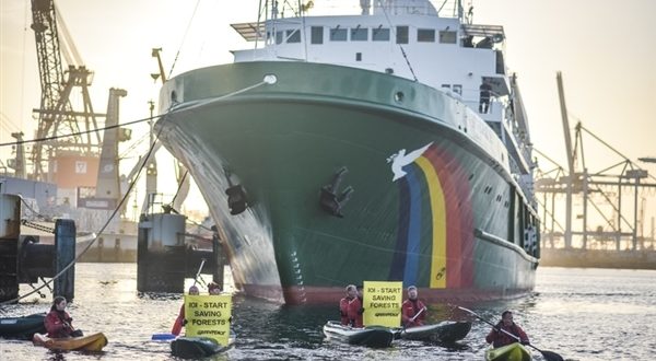 Le navire de Greenpeace MY Esperanza en expédition dans les eaux ouest africaines